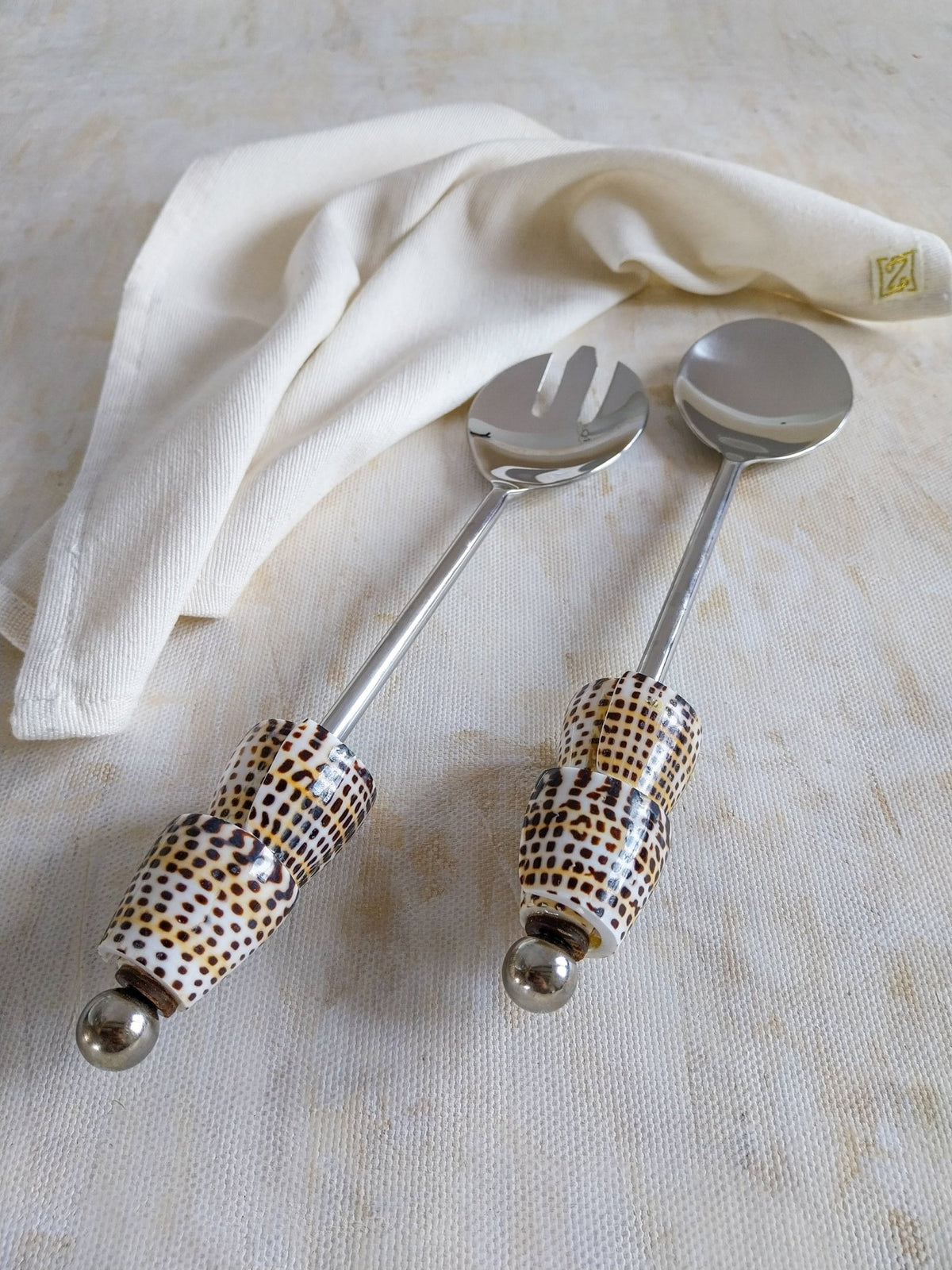 Salad Mixers Set with Dotted Cone Shells on the Handles - Set of 2 - Zapurah - Home Decor - www.zapurah.com