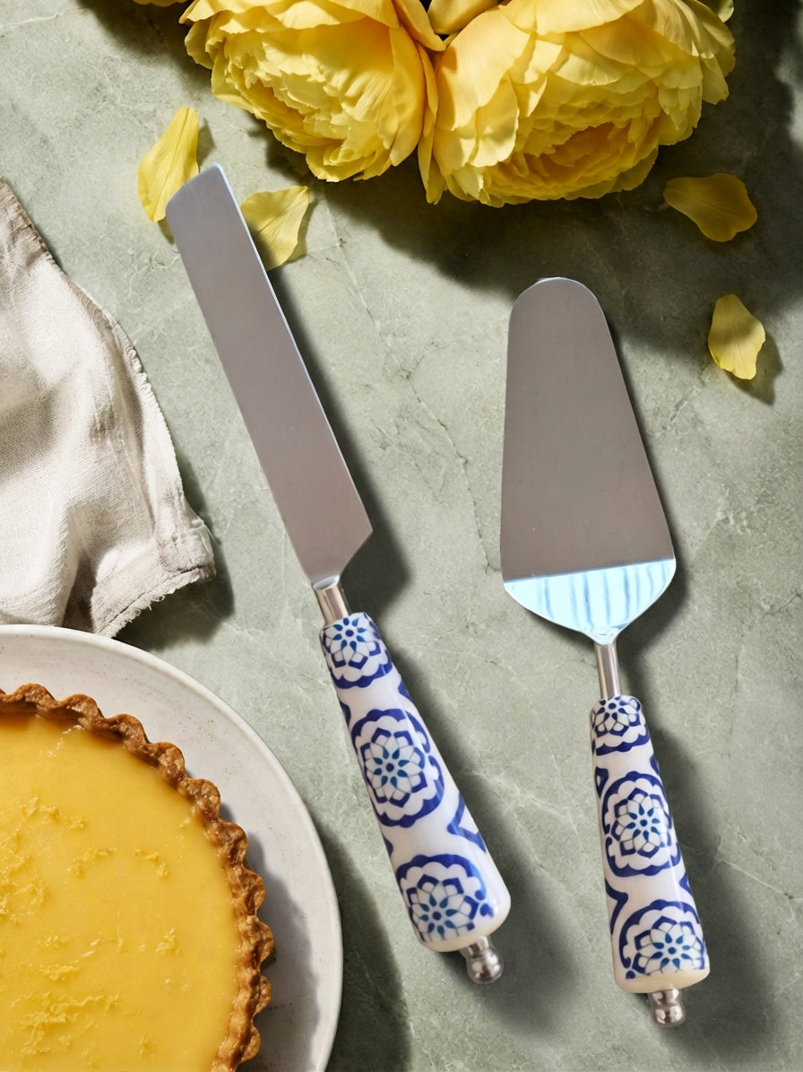 The Asri blue and white patterned cake serving set with silver blades